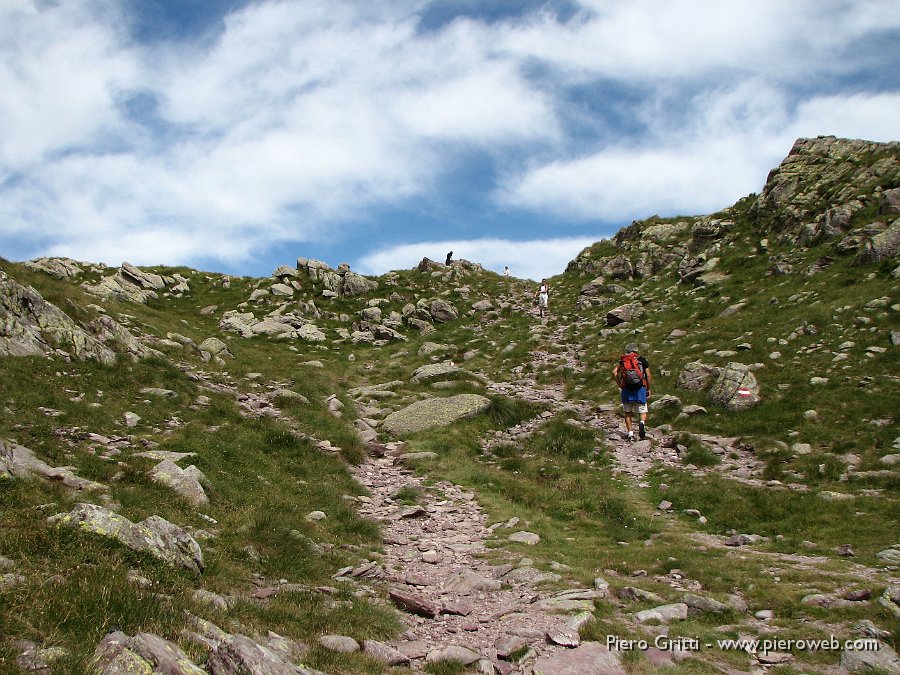 Valcorte 097.jpg - Ecco il Passo dei Laghi Gemelli (2139 m.)